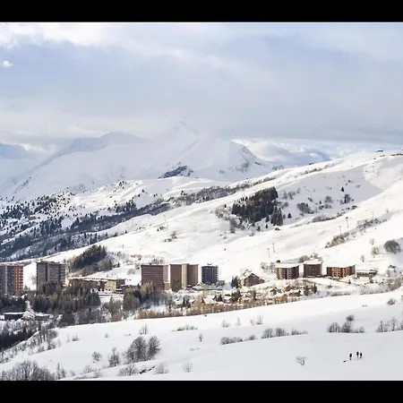 In Le Corbier With Heated Pool Appartement