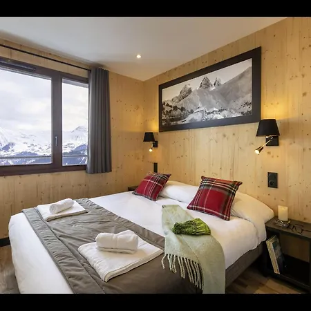 In Le Corbier With Heated Pool Appartement Villarembert